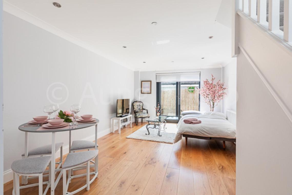 Exceptional 2 Bed Boutique In * Mill Hill